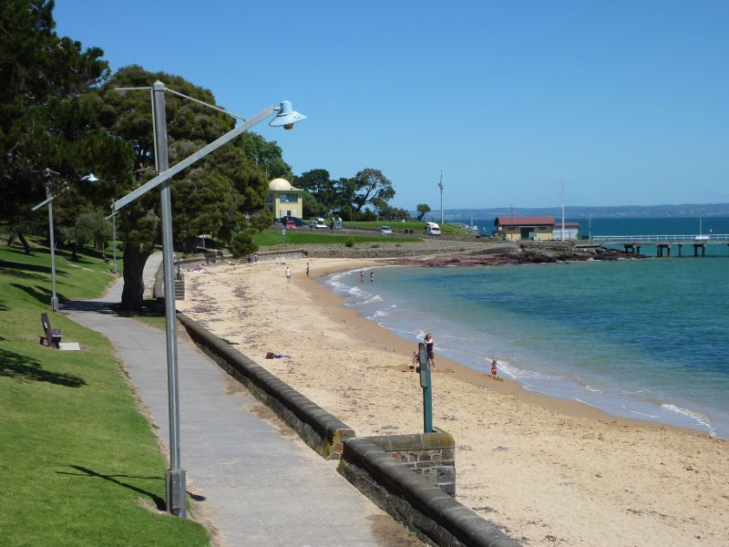 Cowes - Coast between Cowes Jetty and Erehwon Point: View west along beach towards jetty