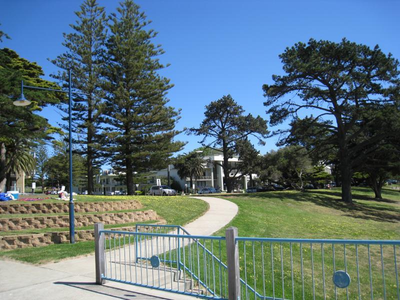 Cowes - Coast between Cowes Jetty and Erehwon Point: Foreshore picnic area above toilets