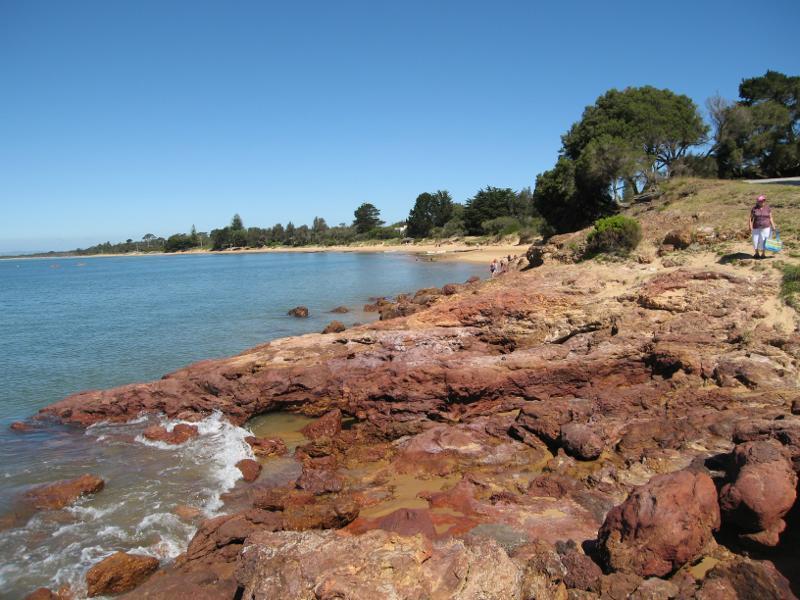 Cowes - Beach and foreshore between Erehwon Point and Coghlan Road: Easterly view from rocks at tip of Erehwon Point