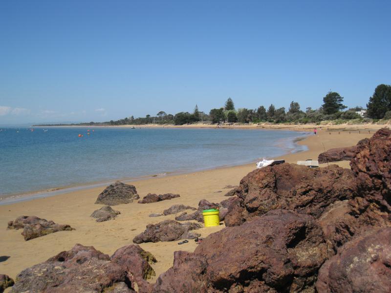 Cowes - Beach and foreshore between Erehwon Point and Coghlan Road: Easterly view from beach at Erehwon Point