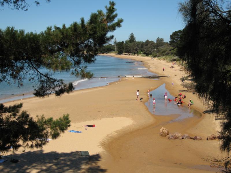 Cowes - Beach and foreshore between Erehwon Point and Coghlan Road - View east along beach from Erehwon Point