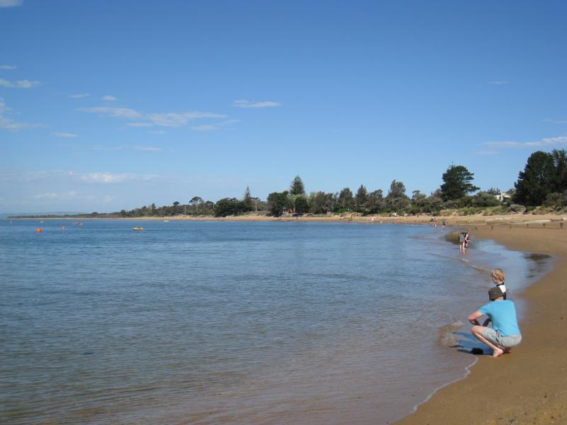 Cowes - Beach and foreshore between Erehwon Point and Coghlan Road: Easterly view along beach