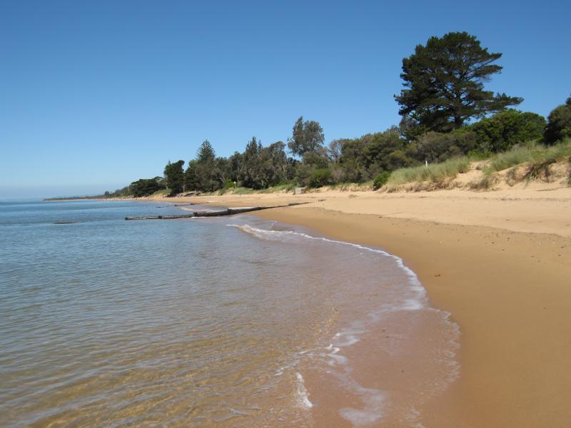 Cowes - Beach and foreshore between Erehwon Point and Coghlan Road: Easterly view along beach