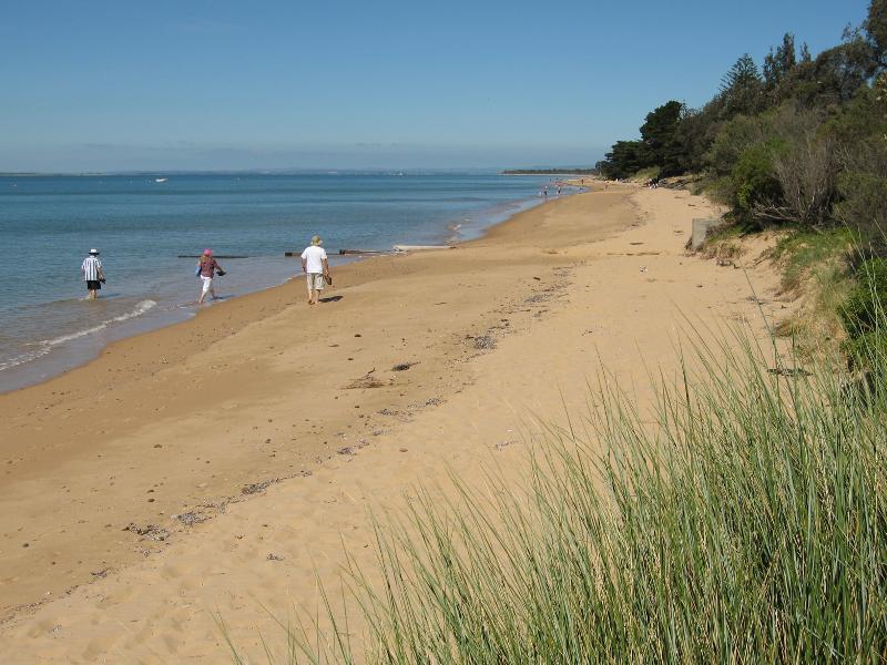 Cowes - Beach and foreshore between Erehwon Point and Coghlan Road: Easterly view along beach