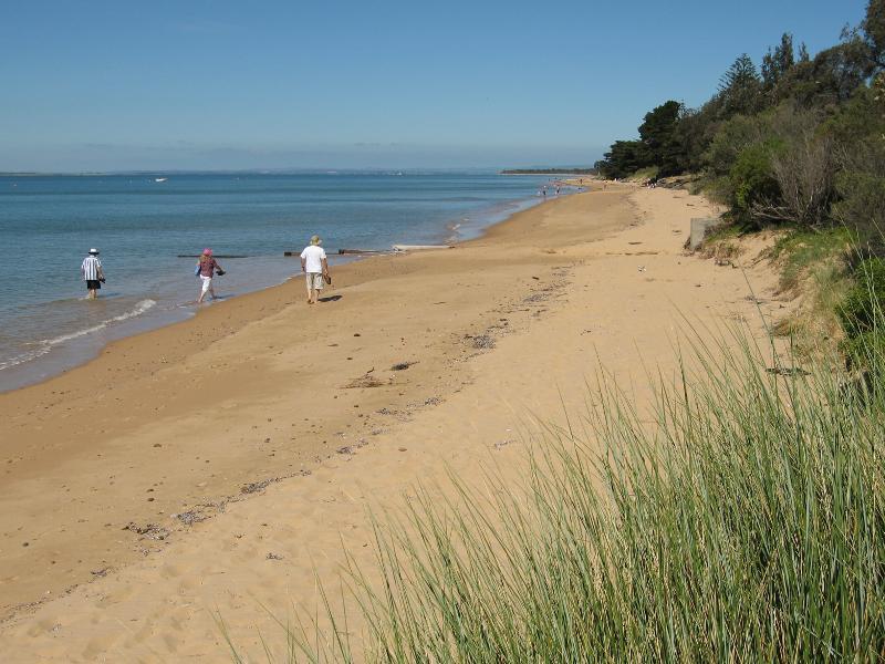 Cowes - Beach and foreshore between Erehwon Point and Coghlan Road - Easterly view along beach
