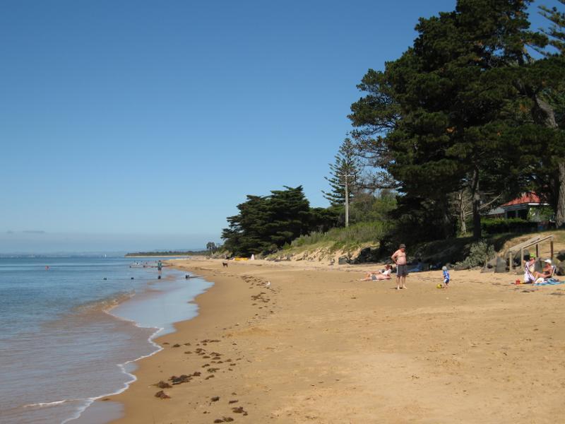 Cowes - Beach and foreshore between Erehwon Point and Coghlan Road - View east along beach at Dunsmore Rd