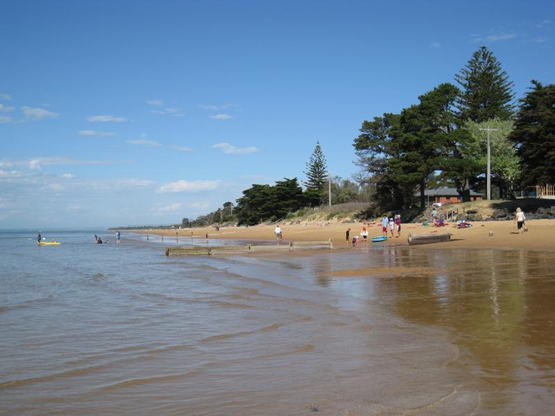 Cowes - Beach and foreshore between Erehwon Point and Coghlan Road: View east along beach, east of Dunsmore Rd