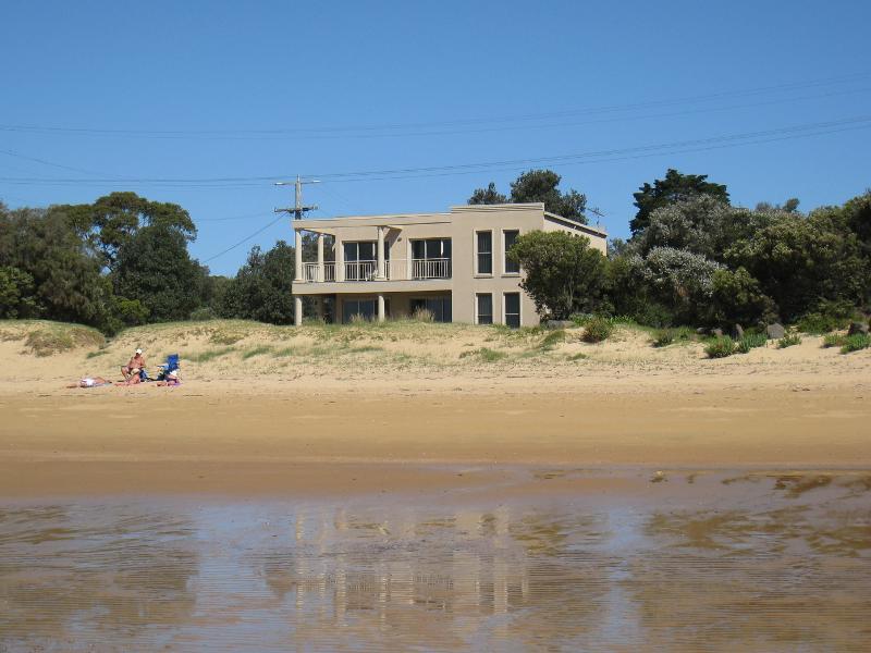Cowes - Beach and foreshore between Erehwon Point and Coghlan Road: House fronting beach, corner Stradbroke Av and Rose Av