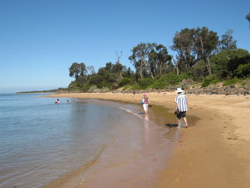 Cowes - Beach and foreshore between Erehwon Point and Coghlan Road: View east along beach near Coghlan Rd