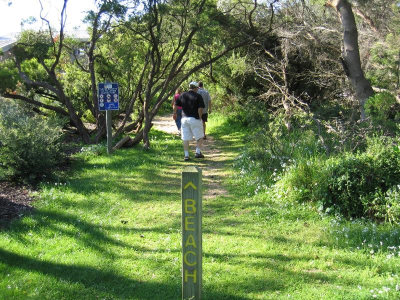 Cowes - Beach and foreshore, Silverleaves Avenue, east of Cowes: Walking track through foreshore from Silverleaves Av to beach