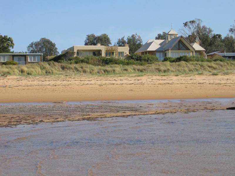 Cowes - Beach and foreshore, Silverleaves Avenue, east of Cowes: Houses fronting beach along Silverleaves Av
