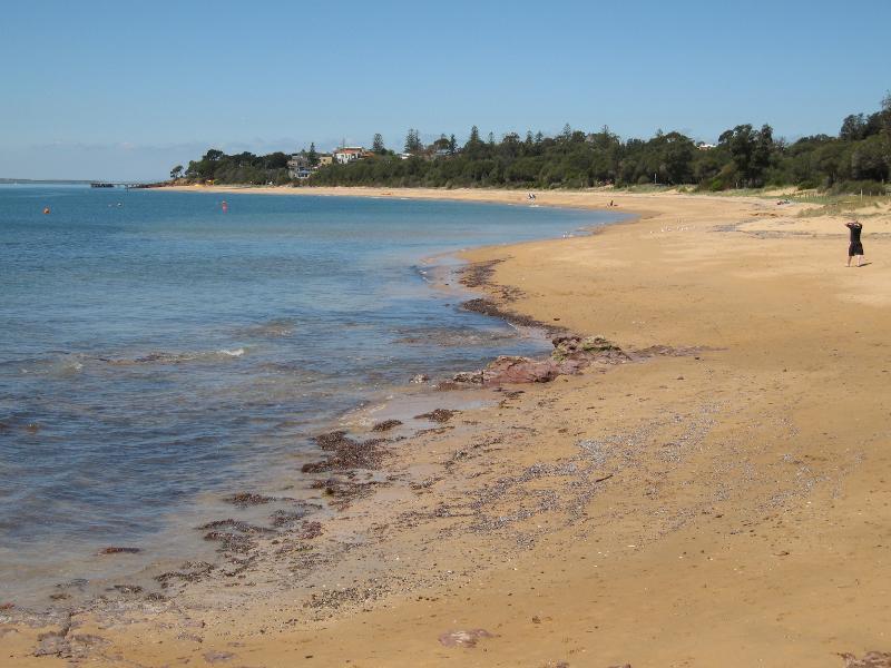Cowes - Coast at Richardson Point, at end of McHaffie Drive: View east along beach towards Mussel Rocks