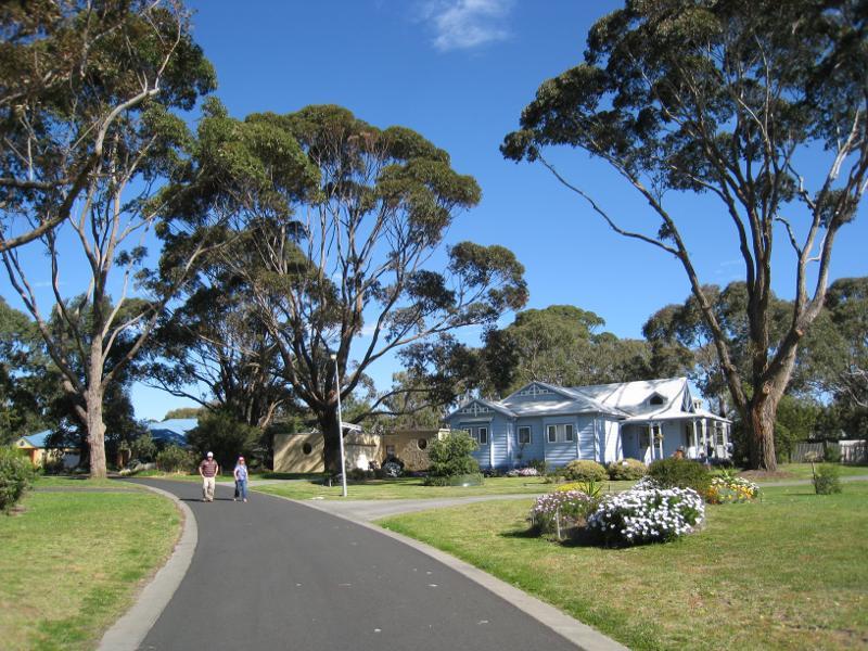 Cowes - Around Cowes: View east along Hereward Cl