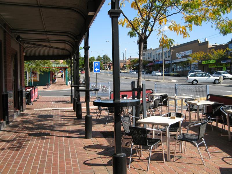 Cranbourne - Commercial centre and shops, High Street: View south along High St towards Childers St at Kelly's Motor Club Hotel