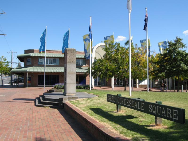 Cranbourne - Cranbourne Park Shopping Centre and Greg Clydesdale Square: View south through Greg Clydesdale Square at High St