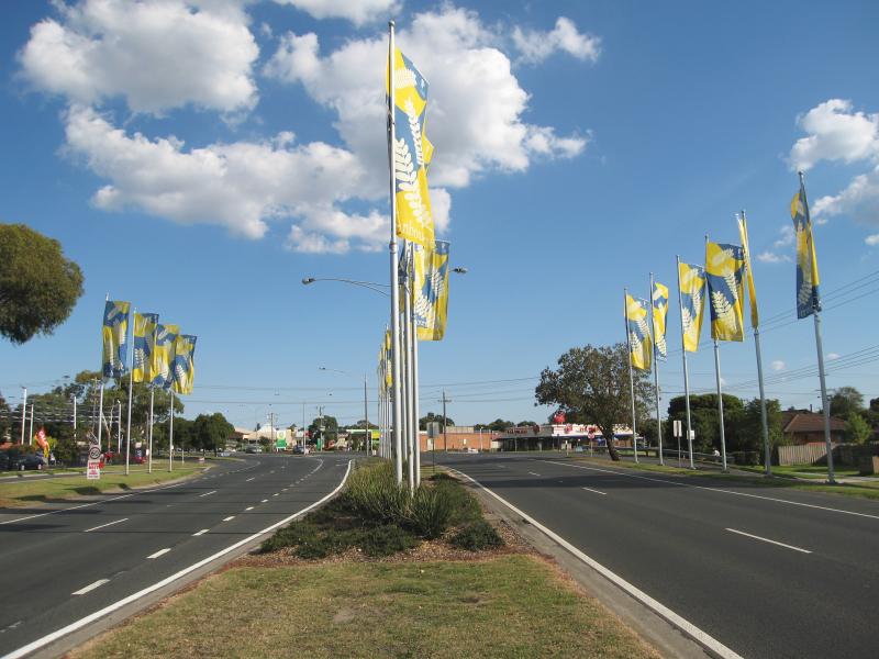 Cranbourne - South Gippsland Highway through Cranbourne: View south along South Gippsland Hwy towards Clarendon St