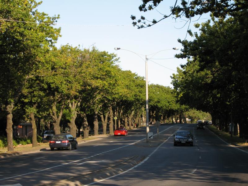 Cranbourne - South Gippsland Highway through Cranbourne: View south-east along South Gippsland Hwy, south of Sladen St