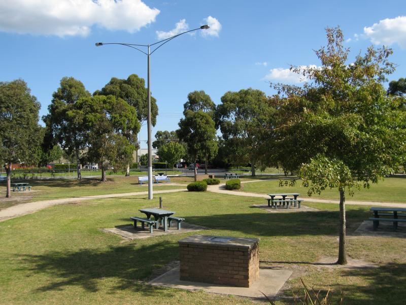 Cranbourne - Meteorite display and park, corner South Gippsland Highway and Camms Road: View through park from Rotunda