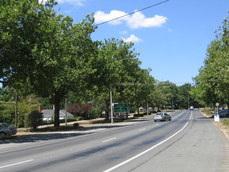 Creswick - Commercial centre and shops - View south along Albert St towards Hall St and Melbourne Rd