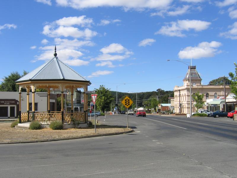 Creswick - Commercial centre and shops - View north along Albert St at Raglan St