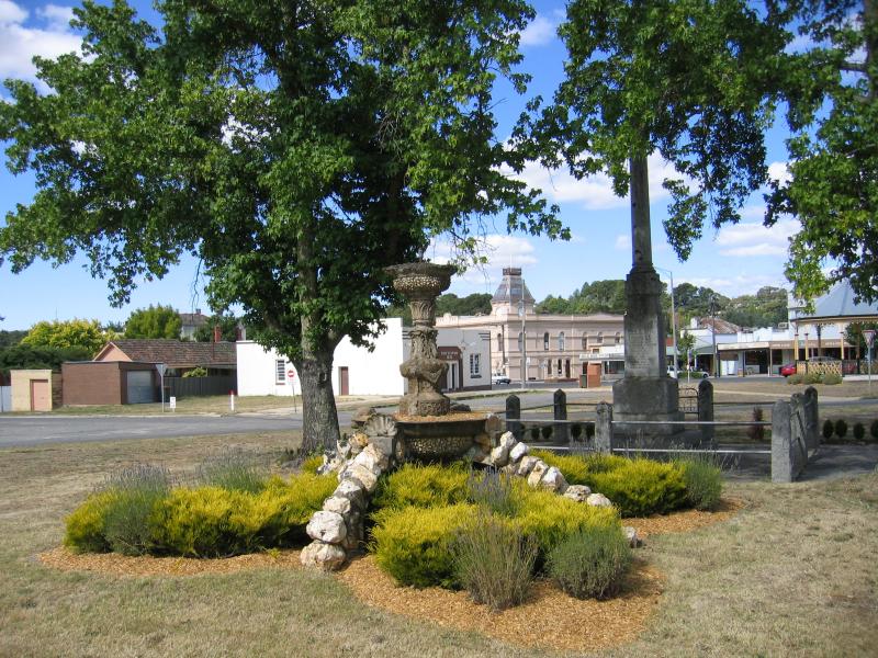 Creswick - Commercial centre and shops: View east along Raglan St towards Albert St
