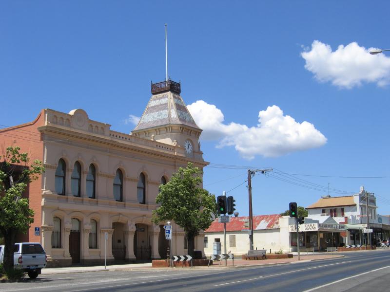 Creswick - Commercial centre and shops: View south along Albert St towards Water St and Old Town Hall