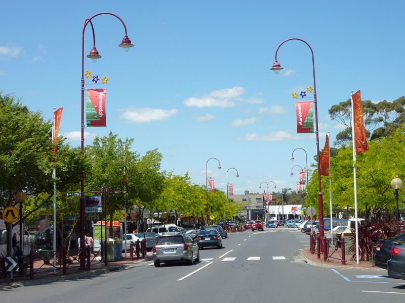 Croydon - Shops and commercial centre, Main Street, Hewish Road and Lacey Street: View south along Main St between Hewish Rd and Devon St
