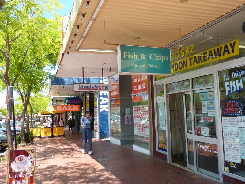 Croydon - Shops and commercial centre, Main Street, Hewish Road and Lacey Street: Shops along west side of Main St south of Hewish Rd