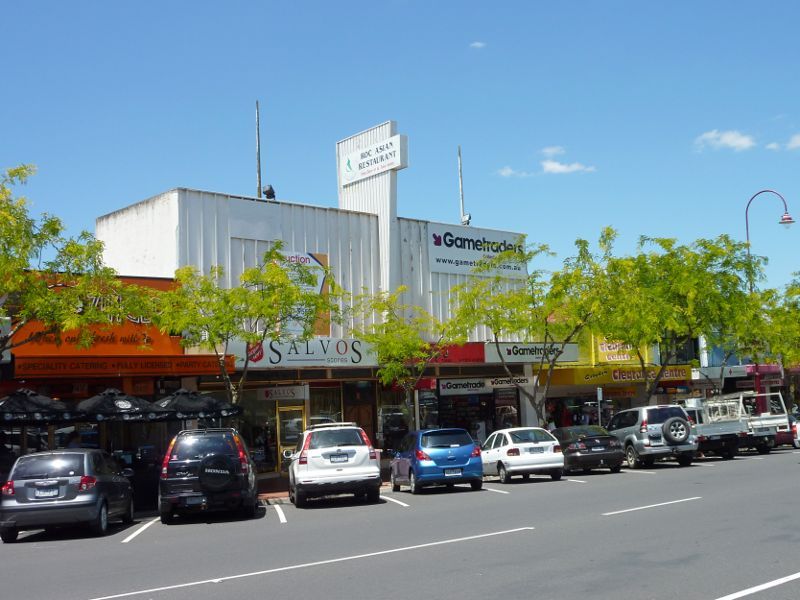 Croydon - Shops and commercial centre, Main Street, Hewish Road and Lacey Street: Shops along east side of Main St south of Hewish Rd