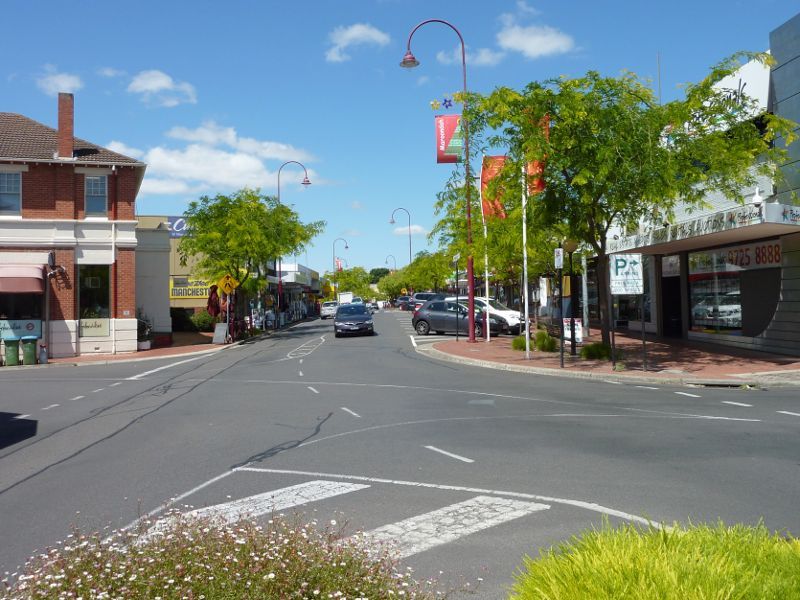 Croydon - Shops and commercial centre, Main Street, Hewish Road and Lacey Street - View south along Main St at Lacey St