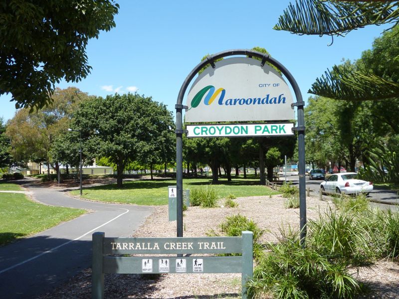 Croydon - Croydon Park, Hewish Road: Entrance to park at Hewish Rd and start of Tarralla Creek Trail