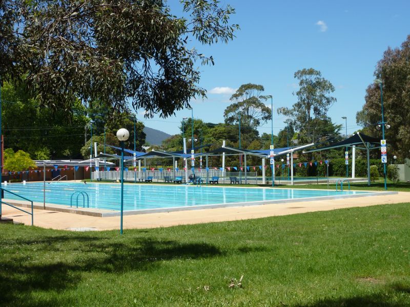 Croydon - Croydon Park, Hewish Road: Croydon Memorial Pool