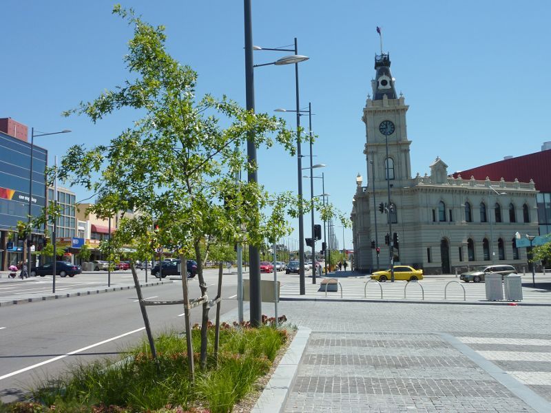 Dandenong - Shops and commercial centre, Lonsdale Street: View north along Lonsdale St towards Walker St