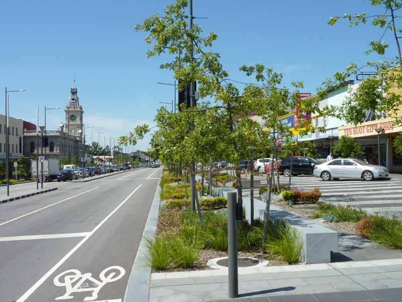Dandenong - Shops and commercial centre, Lonsdale Street: View south along Lonsdale St south of Scott St