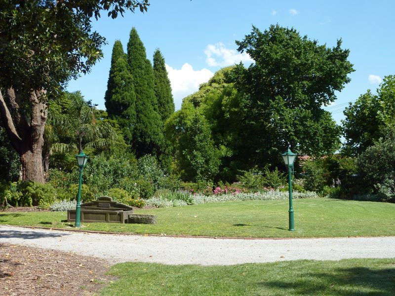 Dandenong - Heritage Hill, between Langhorne Street and McCrae Street: Garden in front of Laurel Lodge
