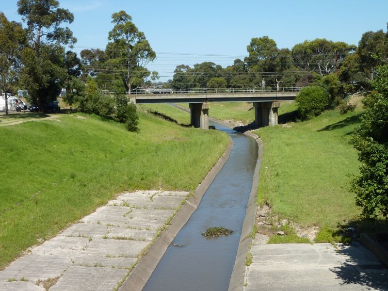 Dandenong - Lonsdale Street south of Foster Street: View west along Dandenong Creek from Lonsdale St