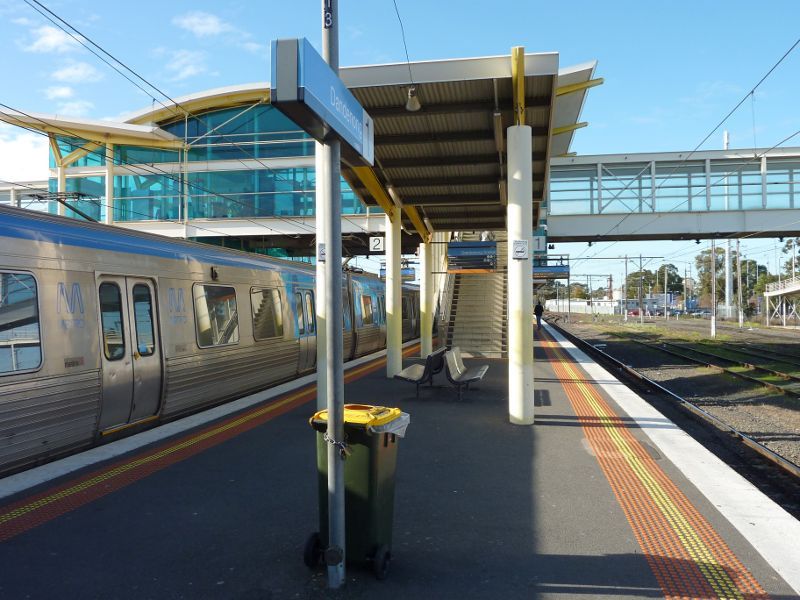 Dandenong - Dandenong railway station, Foster Street: Easterly view along station platform