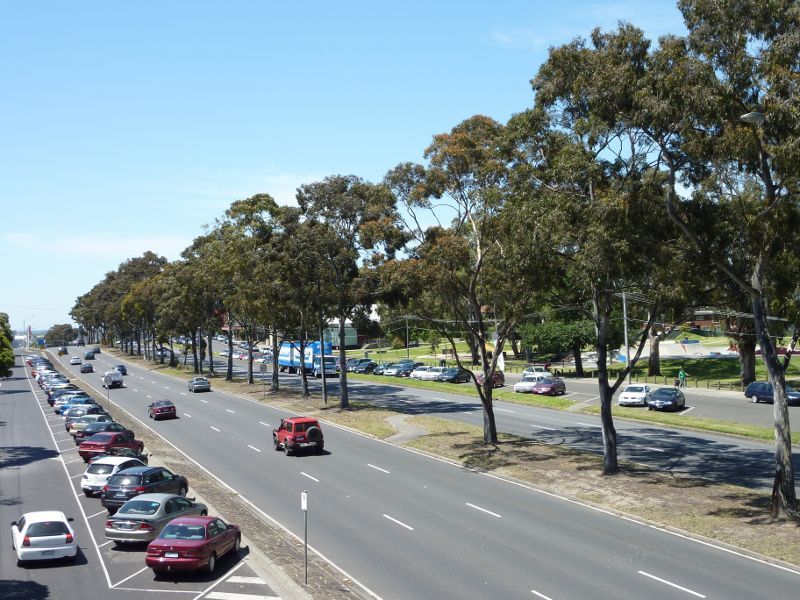 Dandenong - Princes Highway north-west of Clow Street: View south-east along Princes Hwy from footbridge at John Hemmings Memorial Park