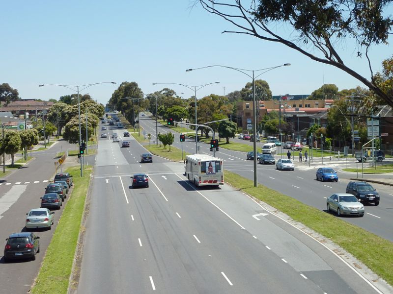 Dandenong - Princes Highway north-west of Clow Street: View north-west along Princes Hwy towards James St