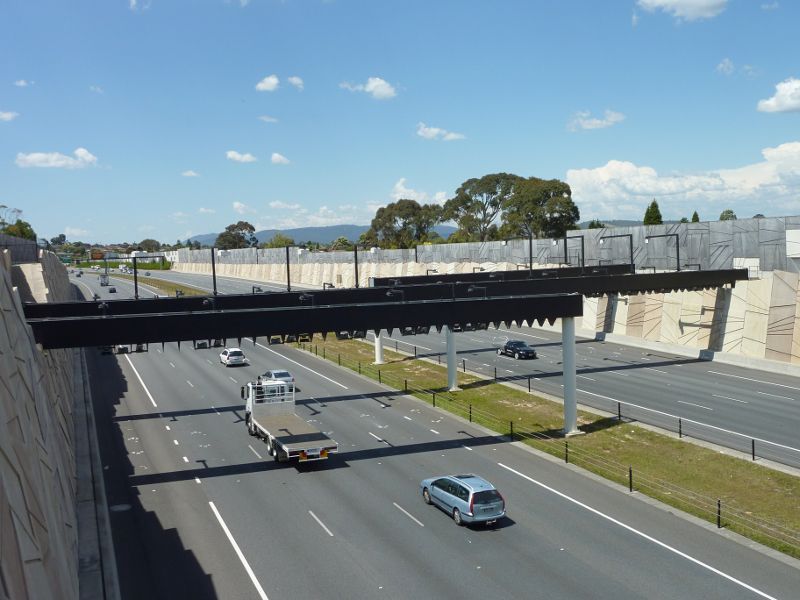 Dandenong - EastLink through Dandenong: View north-east along EastLink from Oakwood Av overpass