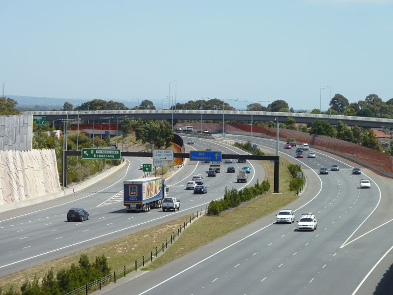 Dandenong - EastLink through Dandenong: View south-west along EastLink towards Princes Hwy exit