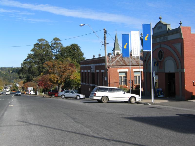 Daylesford - Commercial centre and shops: View south along Vincent St at Tourist Information Centre