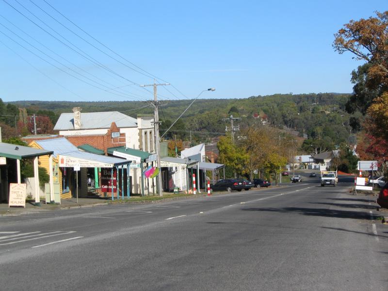 Daylesford - Commercial centre and shops: View south along Vincent St between Central Springs Rd and Stanbridge St