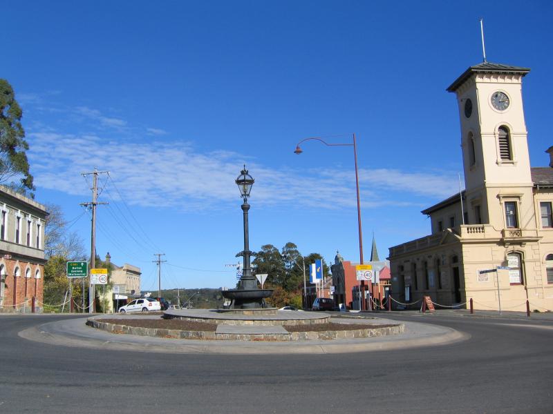 Daylesford - Commercial centre and shops: Post Office, view south along Vincent St at Central Springs Rd
