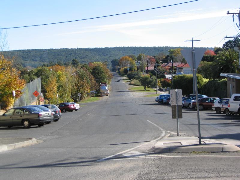 Daylesford - Commercial centre and shops: View west along Central Springs Rd at Vincent St