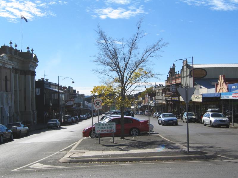 Daylesford - Commercial centre and shops: View north along Vincent St at Central Springs Rd