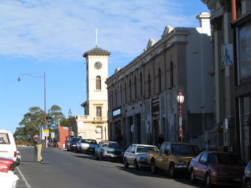 Daylesford - Commercial centre and shops: View south along Vincent St towards Central Springs Rd and Post Office