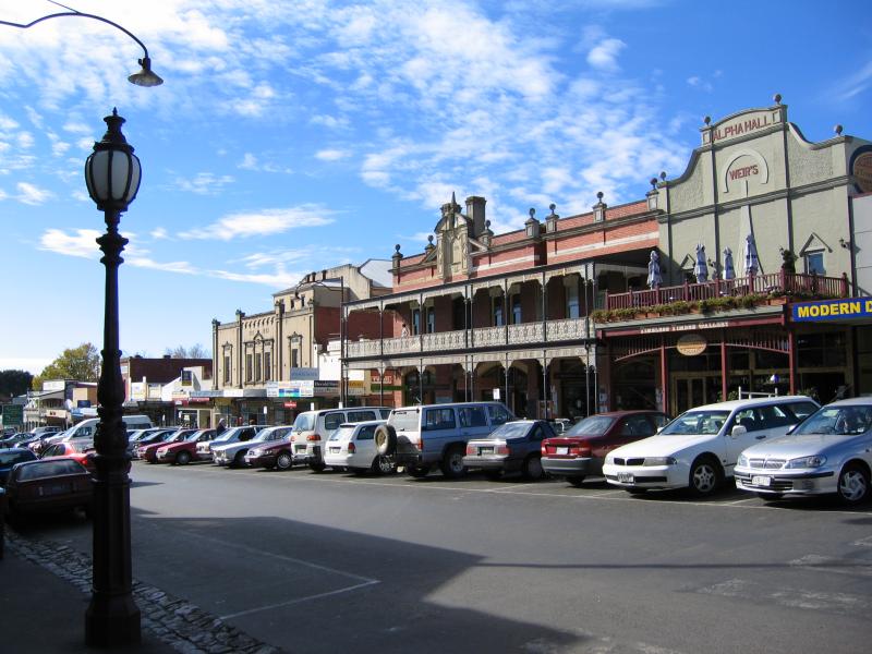 Daylesford - Commercial centre and shops: View north along Vincent St between Central Springs Rd and Albert St