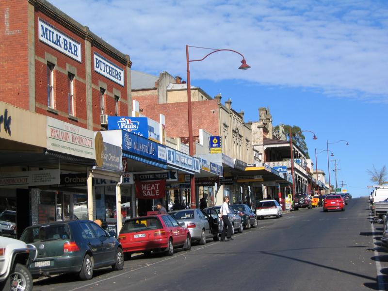 Daylesford - Commercial centre and shops: View south along Vincent St between Central Springs Rd and Albert St