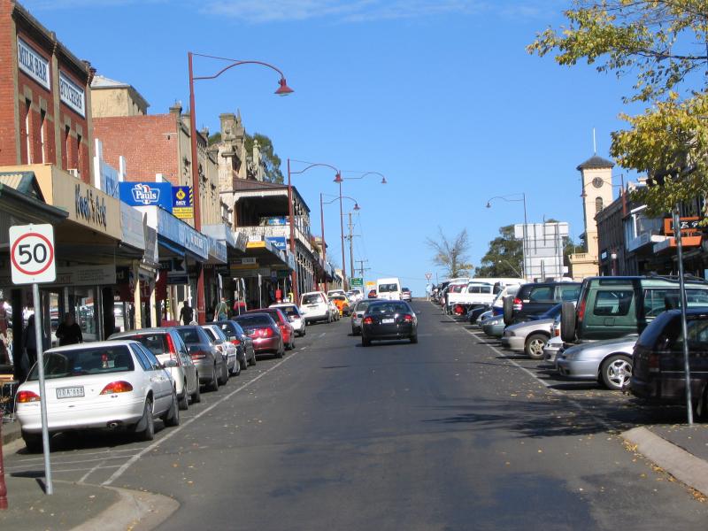 Daylesford - Commercial centre and shops: View south along Vincent St from Albert St